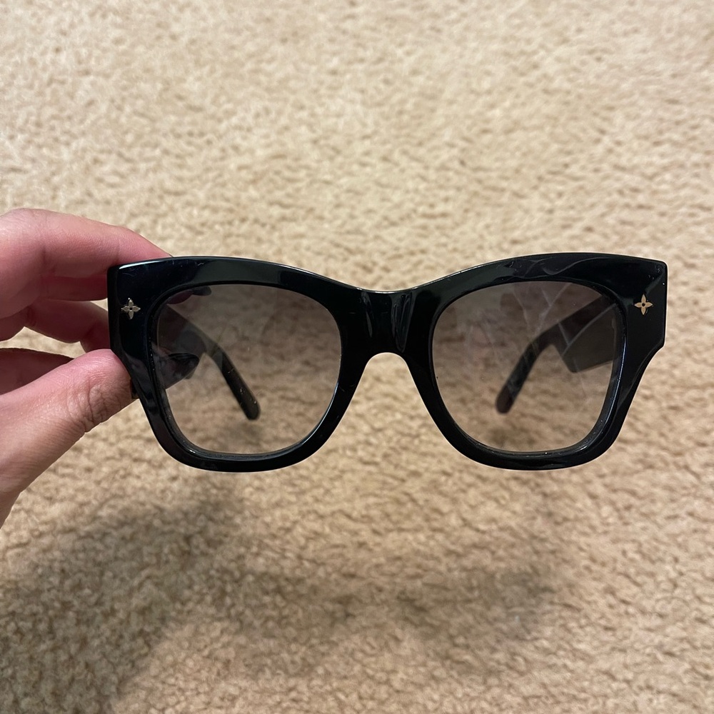 LOUIS VUITTON
Black Acetate Rendez-Vous Cat Eye Oversized Sunglasses - Z1562W